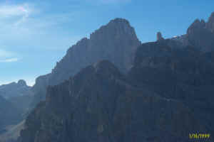 Campanil Basso Brenta Alta e sulla sin. Rifugio Pedrotti