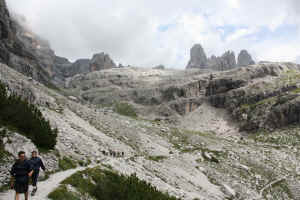 La salita verso il Rifugio Alimonta inizia verso sinistra lasciando il s.Bogani