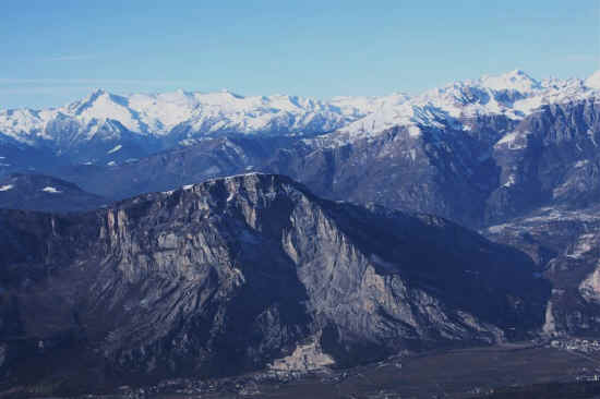 Cima Paganella con il pianoro di Fai, sullo sfondo le vedrette dell'Adamello 