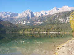 Il lago di Tovel e le Dolomiti di Brenta catena settentrionale e Gruppo del Grost
