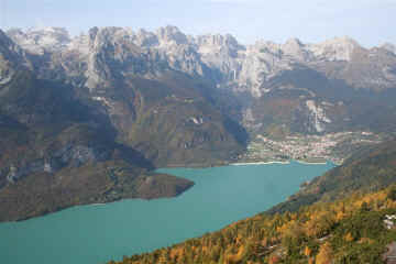 Lago di Molveno, paese e Gruppo di Brenta da Monte Ranzo