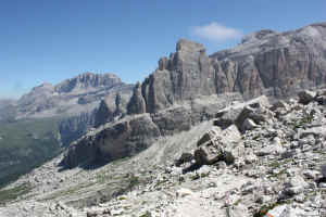 La parte non ferrata del Sentiero Sosat lungo le pendici delle Punte di C, sullo sfondo la Pietra Grande