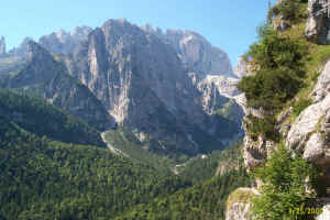 IL sentiero 340 tra il Rifugio Croz e Pradel, di fronte le Dolomiti di Brenta