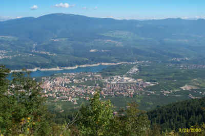 Cles e il  Lago di Santa Giustina, altipiano Predaia sullo sfondo   