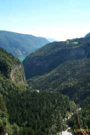 La Valle delle Seghe  solcata dal Torrente Massodi ( carsico in alcuni tratti), sullo sfondo il Lago di Molveno , a destra la Malga Andalo