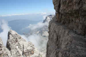 Spigolo Torre di Brenta sulla via ferrata Bocchette Centrali, sullo sfondo la Paganella