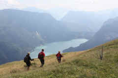 Discesa dal Passo Dagnola con panorama sul Lago di Molveno