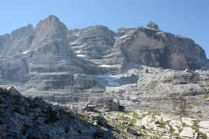 Rifugio Tuckett con Punta Massari e Cima Mandron