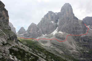 Il tracciato del Sentiero Malpinistico Martinazzi  aggira lo spigolo ovest del Crozzon di Brenta