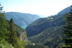 La Val delle Seghe vista dal sent. 340 : sullo sfondo il Lago di Molveno e il Monte Gazza, sulla destra in alto i prati di Malga Andalo.